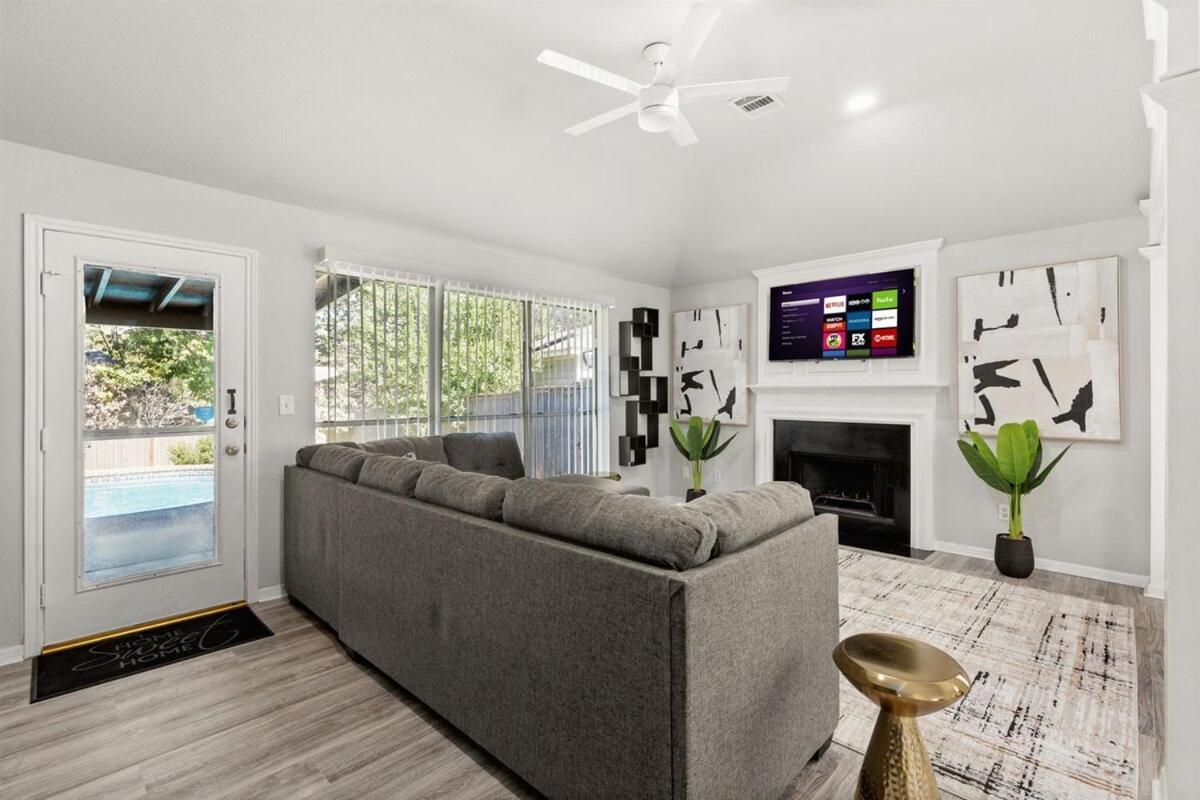 Pool Oasis 5 Bedrooms Game Horn
