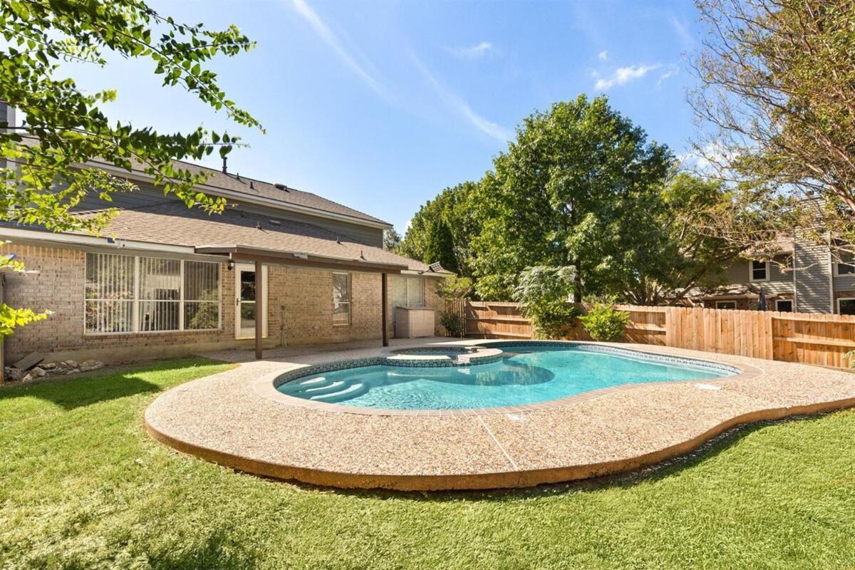 Pool Oasis 5 Bedrooms Game Horn