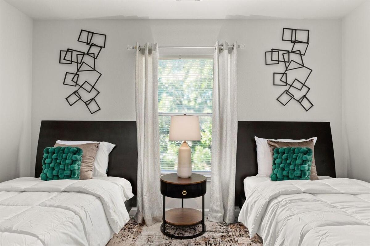 Pool Oasis 5 Bedrooms Game Horn